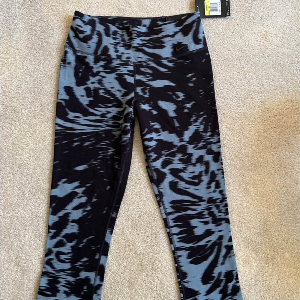 New Nike Women's Black and Gray cropped Leggings Sz small